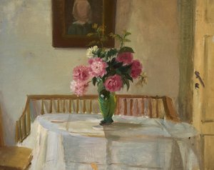 Interior da casa dos Anchers em Markvej, Skagen, com crisântemos cor-de-rosa num vaso sobre uma mesa. de Anna Ancher