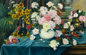 Peônias, rosas e outras flores em vasos em uma mesa coberta com um pano azul, 1913