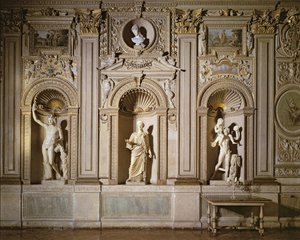 A Galleria Carracci, detalhe da decoração de parede de estuque dourado com nichos contendo escultura de mármore, foto de 1597-1604 de Annibale Carracci
