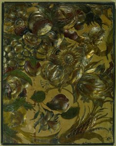 Fragmento de couro dourado com ornamento em relevo com gavinhas, flores, frutas e um putto de Anonymous