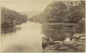 Paisagem fluvial em Inglaterra, com um homem em barco a remo em primeiro plano de Anonymous
