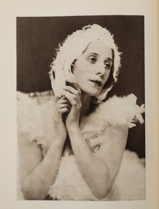 Anna Pavlova (Pavlovna) (1881-1931) no balé The Dying Swan de Camille Saint-Saens, Anônimo. Chromolithography, , Coleção Particular de Anonymous Anonymous