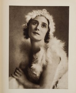 Anna Pavlova (Pavlovna) (1881-1931) no balé The Dying Swan de Camille Saint-Saens, Anônimo. Chromolithography, , Coleção Particular de Anonymous Anonymous