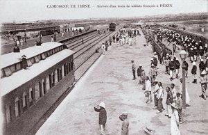 Chegada de um comboio de soldados franceses a Pekin durante a Campanha de Fotografia da China por volta de 1900-1901 - Colecção privada de Anonymous Anonymous