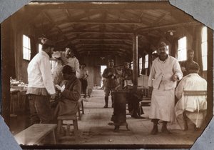 Primeira Guerra Mundial 1914-1918: camarim para soldados franceses feridos. Couville dans la Manche, Baixa-Normandia, França. Fotografia anônima em maio de 1917. Coleção particular, Stella. de Anonymous Anonymous