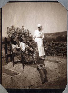 Primeira Guerra Mundial 1914-1918: enfermeira (Therese Pavillou?) numa blusa sobre o túmulo do sargento piloto francês Roux, morto aos 21 anos de idade, em Couville, Manche, Basse-Normandie (Baixa Normandia), França. Fotografia anónima de Julho de 1917. Co de Anonymous Anonymous