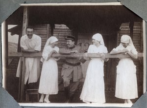 Primeira Guerra Mundial 1914-1918: enfermeiras de blusa engraçada com soldados e um médico em Couville, Manche, Baixa Normandia, França. Fotografia anônima de julho de 1917. Coleção particular, Stella. de Anonymous Anonymous