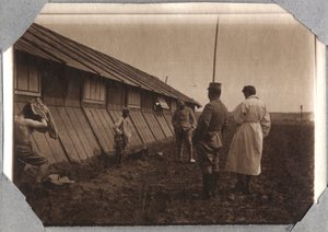 Primeira Guerra Mundial 1914-1918: busca de cabeças nas bordas, acampamento de Couville no Canal da Mancha, Baixa Normandia, França. Fotografia anônima em maio de 1917. Coleção privada, Stella. de Anonymous Anonymous