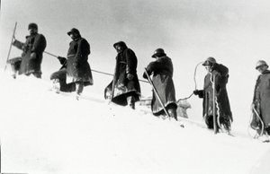 Primeira Guerra Mundial: caçadores alpinos italianos (alpino ou alpini) durante uma ascensão de Anonymous Anonymous