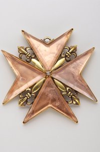 Grão-Ducado da Toscana - Ordem de Santo Estêvão: cruz de anterior ou oficial de justiça - Anverso - Modelo do século XVII - Tamanho bronze dourado, cobre e cristal - D: 9,7 cm; peso: 70 g - Colecção privada de Anonymous Anonymous