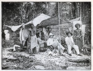 Missão do capitão francês Louis Gustave Binger (1856-1936): acampamento da missão em Afforenou, Costa do Marfim. Gravura em "Le monde illustree" de 1892. Coleção privada. de Anonymous Anonymous