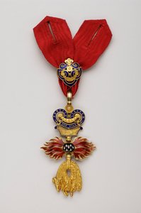 Ordem do Velo de Ouro: Velo de Ouro Austríaco - Distintivo reduzido - 1850-1900 - Ouro e emalhados - H: 7,6 cm; W: 4,5 cm; Peso: 42 g - Colecção privada de Anonymous Anonymous