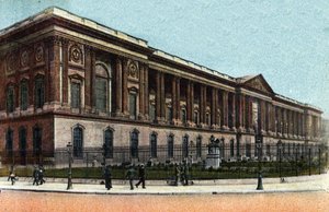 Paris: vista exterior do Colonnade du Louvre construído por Claude Perrault (1613-1688). Fotografia de 1920 no "Álbum Artístico" da cidade de Paris. Coleção particular. de Anonymous Anonymous