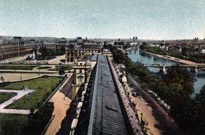 Paris: panorama em direcção ao Louvre. La Seine e Cathedrale Notre Dame (Notre-Dame), à direita. Fotografia de 1920 no "Álbum Artístico" da cidade de Paris. Coleção particular. de Anonymous Anonymous
