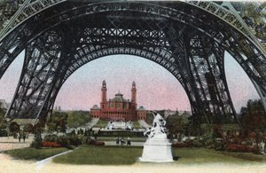 Paris: o Palais du Trocadero visto sob a Torre Eiffel. Fotografia de 1920 no "Álbum Artístico" da cidade de Paris. Coleção particular. de Anonymous Anonymous