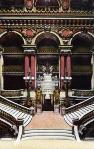 Paris: vista para a grande escadaria da Ópera Garnier. Fotografia de 1920 no "Álbum Artístico" da cidade de Paris. Coleção particular. de Anonymous Anonymous