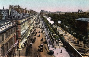 Paris: vista do trânsito na rue de Rivoli, em direcção ao Louvre. Fotografia de 1920 no "Álbum Artístico" da cidade de Paris. Coleção particular. de Anonymous Anonymous