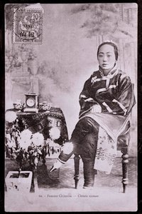Retrato de mulher chinesa em traje tradicional Ela tem pés em tiras - Fotografia do início do século 20 - Coleção particular de Anonymous Anonymous