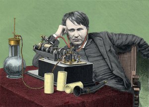 Retrato de Thomas Edison (1847-1931), físico americano, com seu fonógrafo. Gravado por volta de 1900. de Anonymous Anonymous