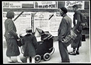 Segunda Guerra Mundial (1939-1945): Passageiros lêem os cartazes de mobilização em Setembro de 1939 de Anonymous Anonymous