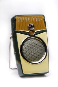 Natureza morta de um RÁDIO TRANSISTOR ou RÁDIO POCKET ou RÁDIO TRANSISTOR PORTABILIZADOR. de Anonymous Anonymous