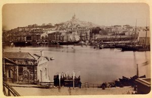 A cidade de Marselha e seus arredores por volta de 1885 -1890: O antigo porto e Notre Dame de la Garde, Colecção privada de Anonymous Anonymous