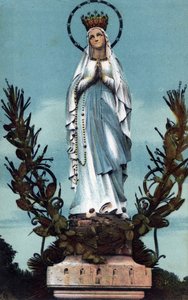 A virgem coroada em Lourdes - Hautes Pyrenees (65) por volta de 1900. de Anonymous Anonymous