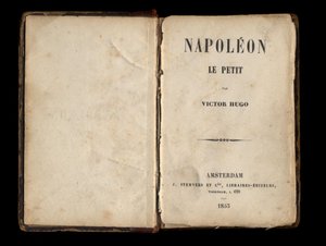 Página de título de "Napoleão o Pequeno", panfleto político de Victor Hugo sobre Louis-Napoleão Bonaparte (Napoleão III). 1855. de Anonymous Anonymous