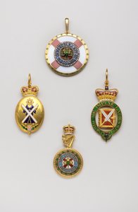 Reino Unido - Ordem de Cardo - Esquerda: insígnia de arauto das armas escocesas, esta insígnia não está exclusivamente ligada à Ordem de Cardo, meados do século XVIII, Ouro e Esmaltes, H 7 cm; w 3,8 cm; peso: 36 g - Direita: insígnia de reitor do O de Anonymous Anonymous