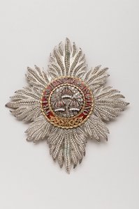 Reino Unido - Order of the Bath: Placa do cavaleiro pertencente a George IV (1762-1830), Regente, depois Rei de Inglaterra (1820-1830) - Fabricada por Rundell, Bridge & Rundell, Londres - 1813 - Ouro, prata, diamantes e esmaltes - H 11,9 cm; w 10,6 cm; pes de Anonymous Anonymous
