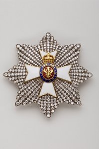 Reino Unido - Ordem Real de Vitória: placa do cavaleiro Grande Cruz - Fim do século XIX - Ouro, prata, diamantes, esmeralda, rubis e esmeraldas - D 7,9 cm; peso: 56 g - Colecção privada de Anonymous Anonymous