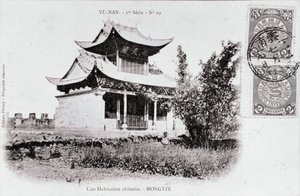 Vista de uma habitação chinesa em Mong Tse na região Yunnan da China Fotografia do início do século XX - Colecção privada de Anonymous Anonymous