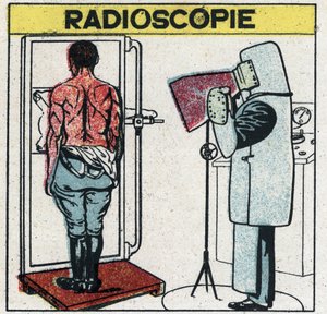 Raios-X: radioscopia de um corpo humano. O radiologista se protege dos raios X usando um pano de borracha com uma dissolução de borracha contendo sais de chumbo, sua cabeça é coberta com uma tampa e suas mãos com luvas do mesmo tecido, seus olhos são pr de Anonymous Anonymous