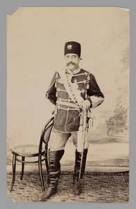 Retrato de corpo inteiro de Mozaffar al-Din Shah, final do século 19 ao início do século 20 (impressão de gelatina de prata) de Antoin Sevruguin