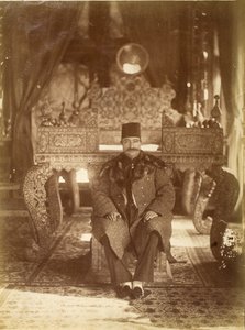 Nasruddin Shah sentado em frente ao Trono do Pavão, Palácio Gulistan, Teerão
