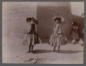 Duas mulheres carregando jarros de barro que não usam meia-calça (impressão de albúmen de prata)