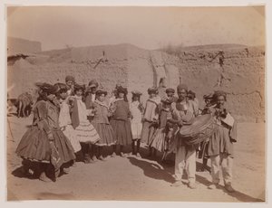 Grupo de mulheres dançando em traje tribal (impressão albumen prata)