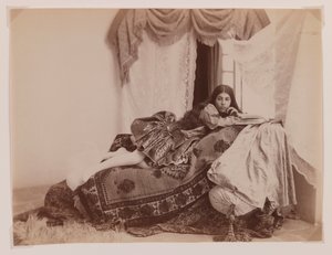 Tiro estúdio, de, um, reclinar, senhora, lendo um livro, (silver, albumen, print)