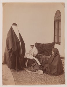 Duas mulheres veladas e uma criança (foto albúrea de prata)