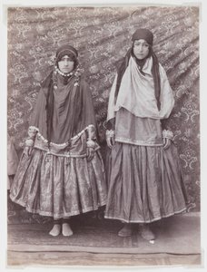 Duas mulheres em traje tribal (impressão de albúmen de prata)