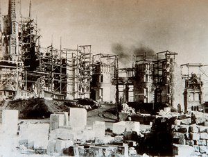 Arquitetura: vista da Catedral da Sagrada Família, Barcelona - o canteiro de obras em 1899 (foto a p/b)