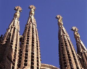 Spires de La Sagrada Familia, igreja iniciada em 1882 (foto)