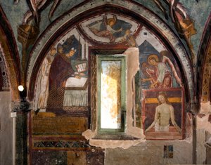 À esquerda, o Papa Gregoire IX, então eveque da cidade de Ostia, consagra a capela (século XII) à direita, a Pieta, afresco feito mais tarde por Antonio Aquili dit Antoniazzo Romano (ativo por volta de 1461-1508) Capela de São Gregoire do século XV, Monast de Antoniazzo Romano