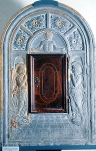Cristo em Majestade acima da Porta do Céu, ladeado por dois anjos, c.1470-80 (pietra arenaria) de Antonio (attr. to workshop of) Rossellino