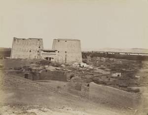 Edfu, vista de Pylon e Village de Antonio Beato