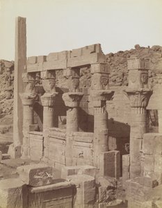 Philae, vista do nordeste do extremo sul do Colonnade Oeste e do Pórtico de Nectanebo, no Templo de Isis de Antonio Beato