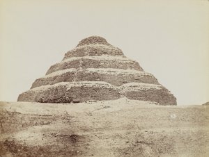 Pirâmide em Saqqara, vista de sudeste da Pirâmide do Degrau