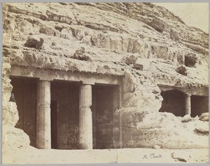 Túmulos em Beni Hasan, vista da fachada dos túmulos de Khnum-hotep e Beni Hasan