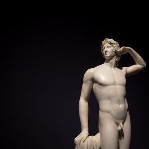 MILÃO, ITÁLIA - junho de 2020: a antiga escultura Apolo a cantar para si próprio - 1782 - Ant..., 2019 (foto) de Antonio Canova