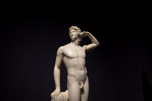 MILÃO, ITÁLIA - junho de 2020: a antiga escultura Apolo a cantar para si próprio - 1782 - Ant..., 2019 (foto) de Antonio Canova